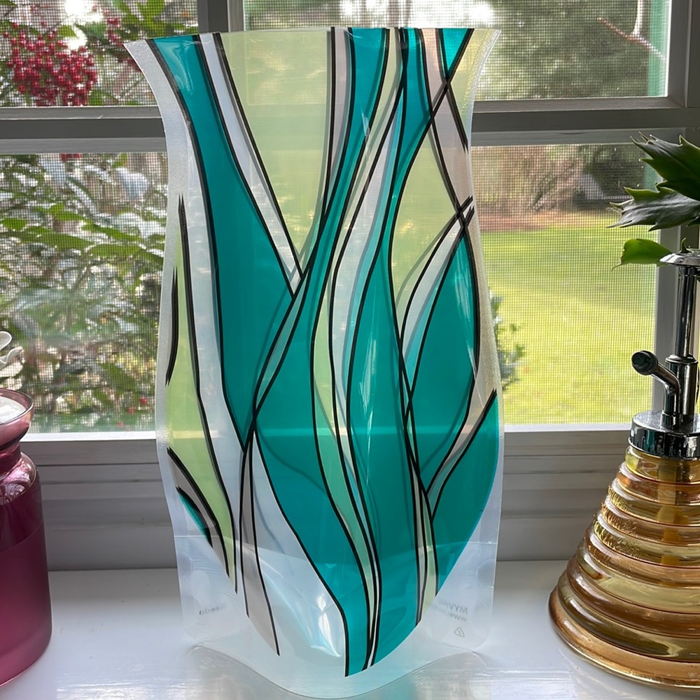 VASE MODGY expandable plastic vase.